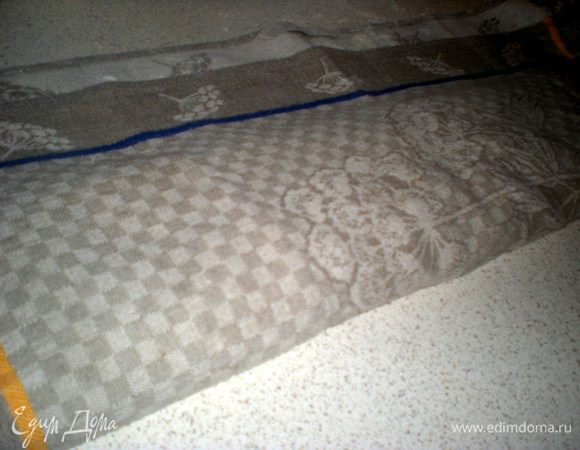 Накрыть полотенцем и оставить на 30 минут (без сквозняков) Тесто должно увеличиться вдвое.