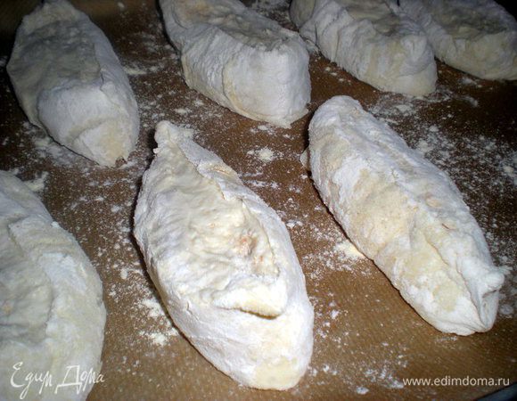 Выкладываем на противень ,так чтобы срезы были снизу и соответственно сверху.