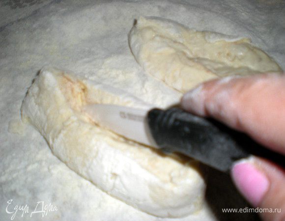 Приоткрываем аккуратно серединки.Должна получиться маленькая дырочка,в том месте где мы обильно присыпали кукурузной мукой.