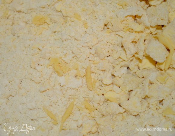 добавить муку и соль, изрубить в крошку ножом или руками. Добавить ледяную воду и замесить плотное тесто. 