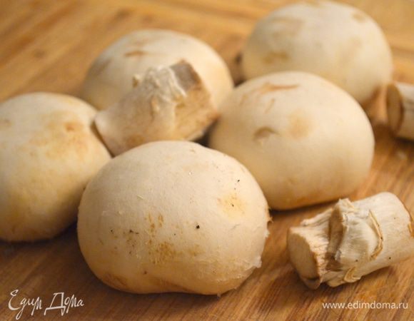грибы помыть, 5 штук оставить на оформление. У них же срезать ножки. 