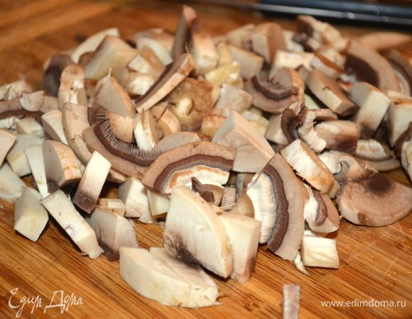 ножки и оставшиеся грибы измельчить....