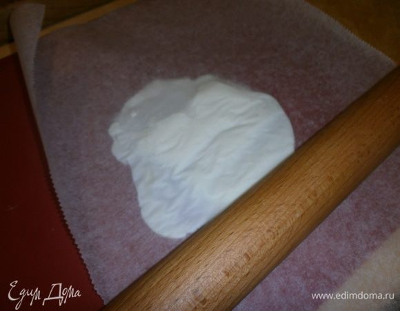 Моцареллу желательно брать специально предназначенную для пиццы, она более плотная, нарезать на одинаковые порции. 
Довести подсоленную воду до кипения.
Опустить на шумовке один кусочек сыра и подержать одну минуту, до того момента когда сыр начнёт немного "плыть".
Выложить на заранее подготовленный силиконовый коврик, накрыть сверху бумагой для выпечки и плавно раскатать в лепёшку.