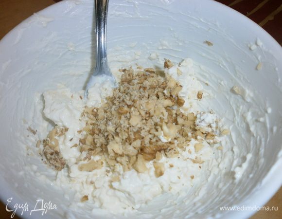 Сыр нарезать мелкими кусочками. Добавить рикотту и растереть в однородную массу. Добавить измельченные орехи.