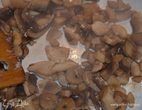 обжаренный фарш убрать, на этой же сковороде обжарить грибы - пока вся вода не уйдет. 