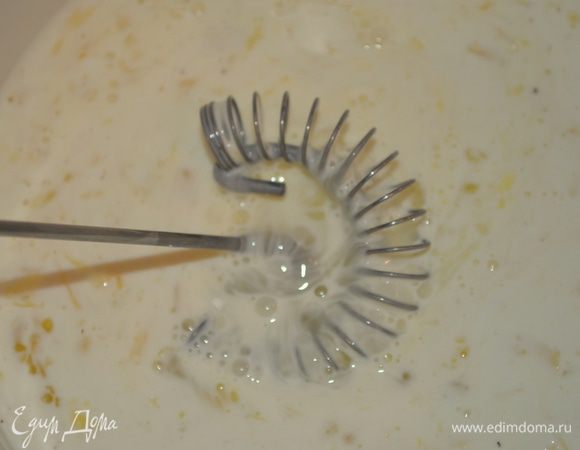 Делаем заливку: венчиком взбиваем яйца, сливки, половину тертого сыра, солим, перчим и добавляем мускат. 