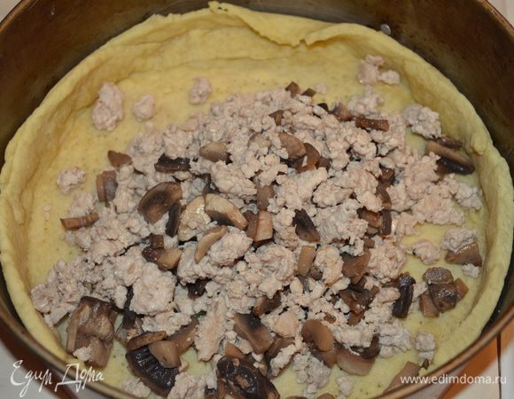 на пропеченое тесто выкладываем грибы с курицей