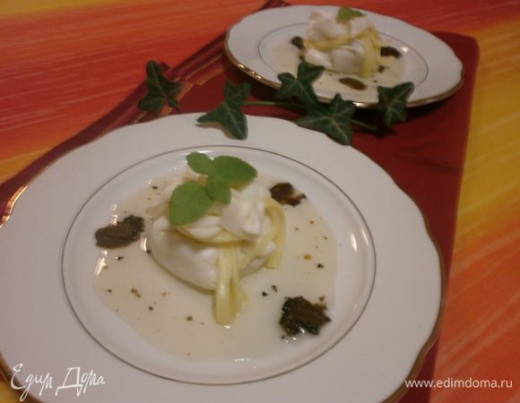 На тарелку налить немного мёда - 1 столовую ложку. В центр поставить мешочек и украсить лепестками. 