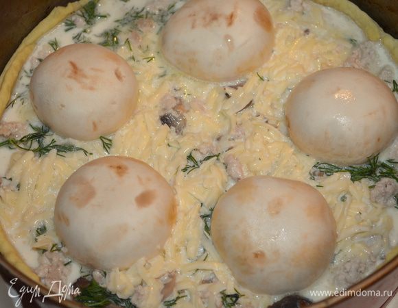 аккуратно поливаем заливкой и вставляем шляпки от грибов по кругу, вдавливая их в начинку... 