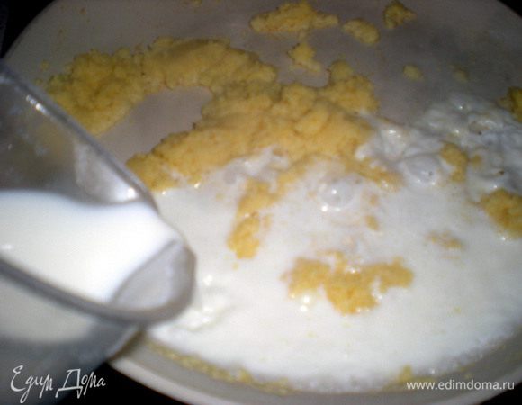 Влить молоко и варить 30 минут, постоянно помешивая. Охладить при комнатной температуре.