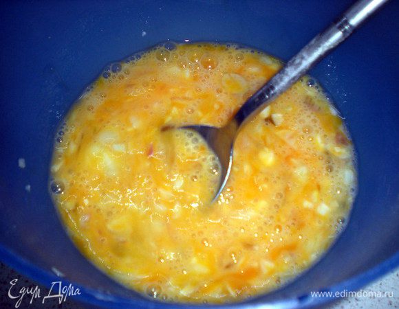 Соединить яйца,измельченный лук,майонез.