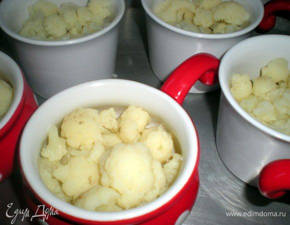 Капусту разложить в формочки,предварительно смазанные маслом.