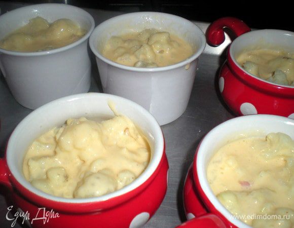 Залить соусом.