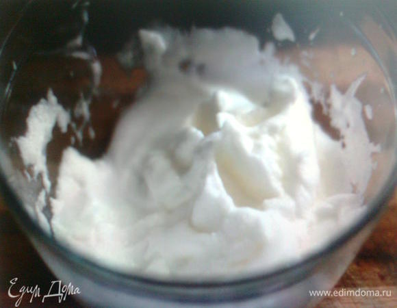 Отделить белки яйца от желтков. Сначала взбиваем белки, потом желтки. Соединить взбитые желтки с шоколадом. 