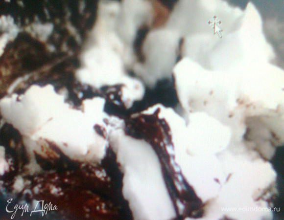 Дальше добавить взбитые белки и осторожно перемешать. Печь 25 минут при  температуре  190 гр. 