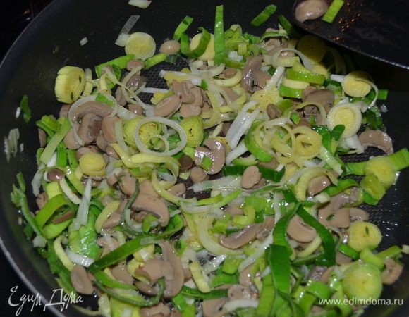 Разогреть духовку до 200 гр. 
На большой сковороде обжарим бекон до хруста.Выложим его на тарелку с бумаж. полотенцем.В жир добавим лук -порей,грибы и тимьян.Посолим и поперчим.И готовим примерно 12 мин. или до золотистого цвета,помешивая.