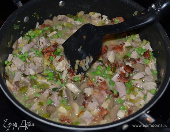 Сверху на овощи присыплем мукой, перемешаем. И готовим 2 мин. Выльем бульон, 4 мин. готовим. Затем выкладываем поломанный кусочками бекон, порезанную индюшку и зеленый горошек.Посолить и поперчить.