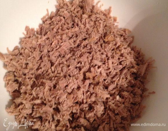 Отварить индейку, промолоть в блендере или прокрутить в мясорубке