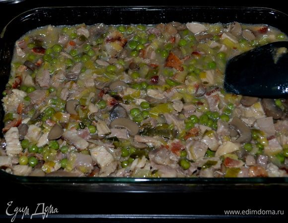 Разложим блюдо по горшочкам или в одно общее блюдо. Сверху выложим готовое картофельное пюре.