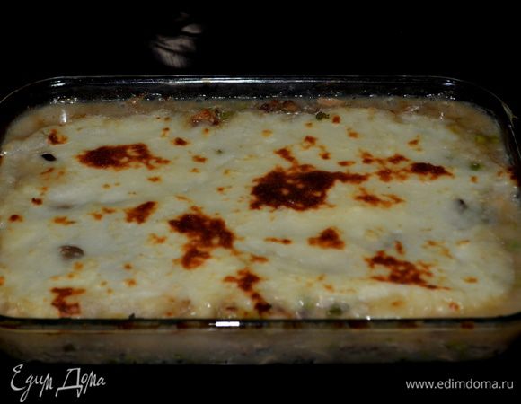 Поставим в разогретую духовку. Готовим примерно 20 мин. или до золотистого цвета картофеля.