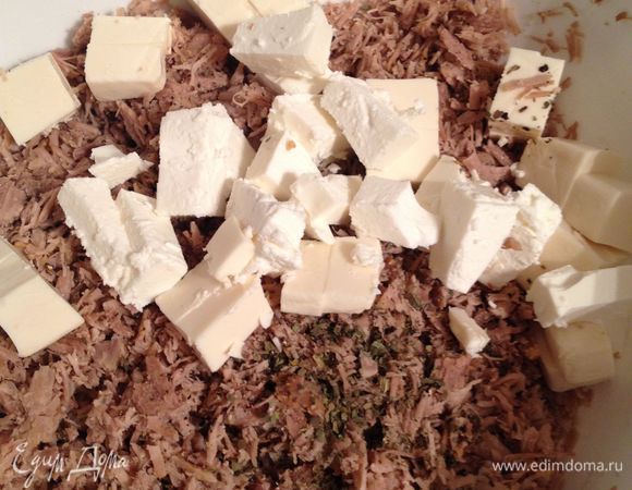 выложить к индейке, поперчить, добавить базилик. Не солить, соли достаточно в брынзе и сырке. Размять руками или вилкой