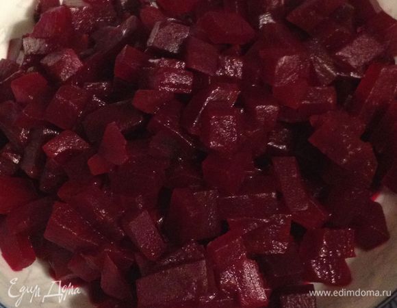отварить свеклу, порезать на кубики