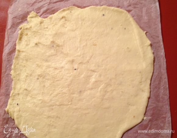 картофель отварить, размять, добавить муку и замесить тесто. Готовое тесто не должно прилипать к рукам. Перенести тесто на пергамент. Накрыть другим листом пергамента и раскатать скалкой в прямоугольник толщиной в 0,5 см.
