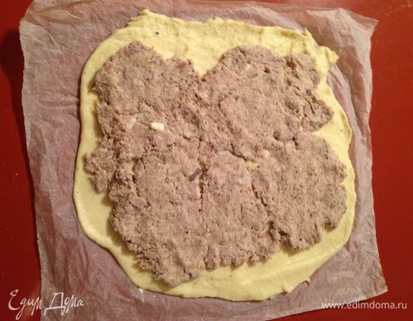 на картофельное тесто выложить индейку с сыром