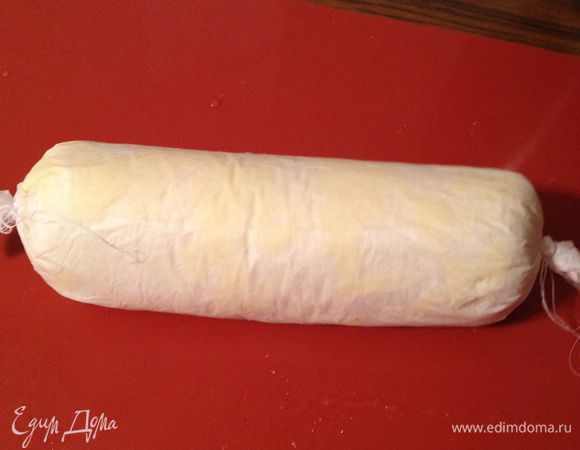 Закрутить тесто в рулет.Завернуть в два слоя пергамента и туго перевязать ниткой или шпагатом.