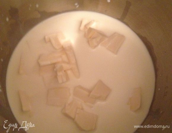 готовим соус: сырок порезать на мелкие кубики, положить в сливки