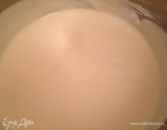 варить на медленном огне, постоянно помешивая до полного растворения сырка. По желанию добавить соус песто, черный перец