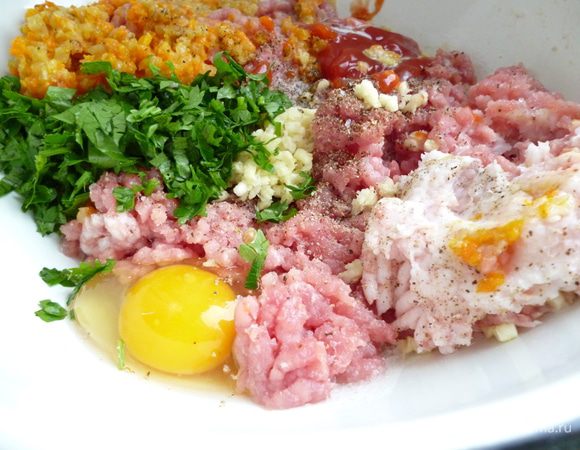 Приготовить фарш: лук нарезать мелко,морковь натереть на крупной терке,обжарить до прозрачности,остудить,добавить к фаршу.Добавить  измельченный чеснок,яйцо,кетчуп,молоко,нарезанную зелень,посолить и поперчить.