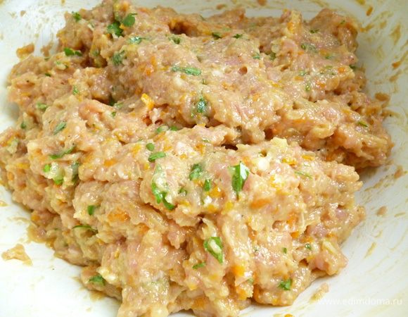 Фарш хорошо перемешать и слегка отбить.