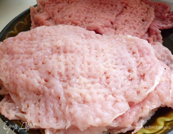 Мясо нарезать как для отбивных, толщиной 1-1,5 см,хорошо отбить с двух сторон,слегка посолить и поперчить.
