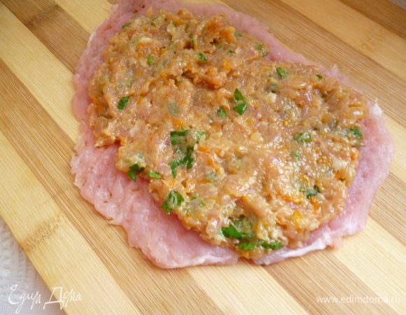 На каждую отбивную выкладываем слой фарша, оставляя свободные края