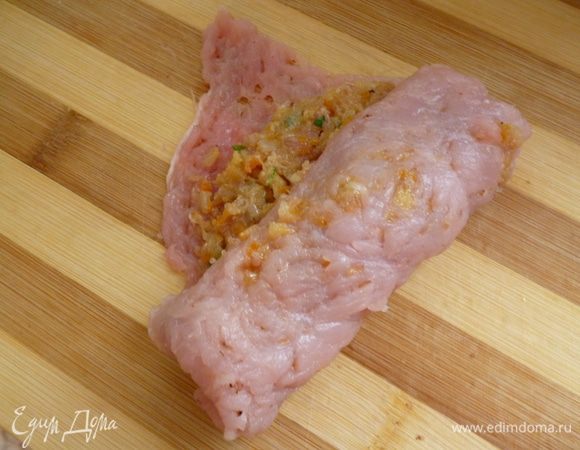 Свертываем рулетик,загибаем края,что бы закрыть фарш.