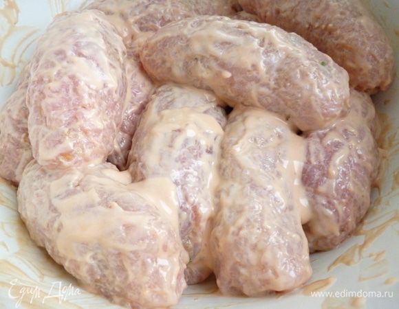 Смешать сметану и кетчуп,каждый рулетик-крученик смазать этой смесью со всех  сторон,сложить в сотейник или миску (стараться, чтобы шов был внизу), закрыть крышкой и поставить в холодильник на 1 час