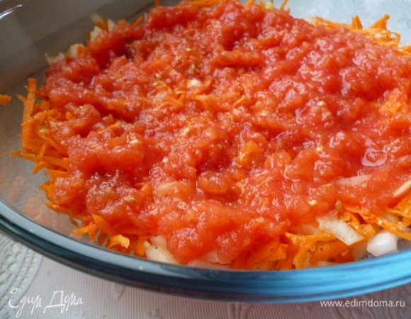 Берем посуду для запекания (у меня стеклянная). Нарезаем мелко луковицу,морковь и помидоры натираем на крупной терке. Выкладываем сначала морковь и лук, затем помидоры.
