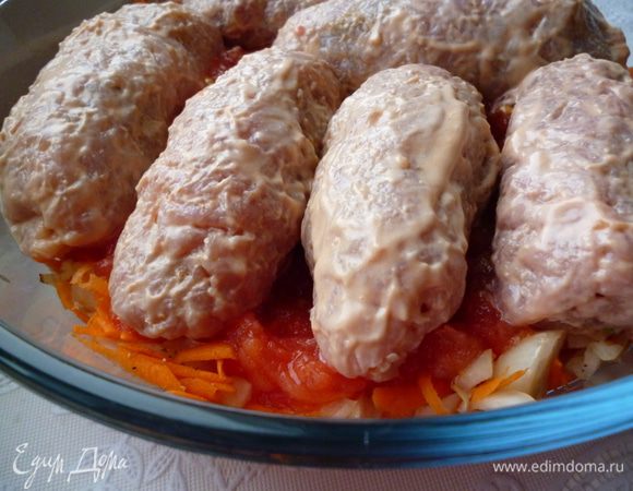 Затем выкладываем крученики,закрываем крышкой. Я ставлю в холодную духовку,так как посуда стеклянная.Запекать 1 час при температуре 160-170 градусов.Это первый вариант приготовления.