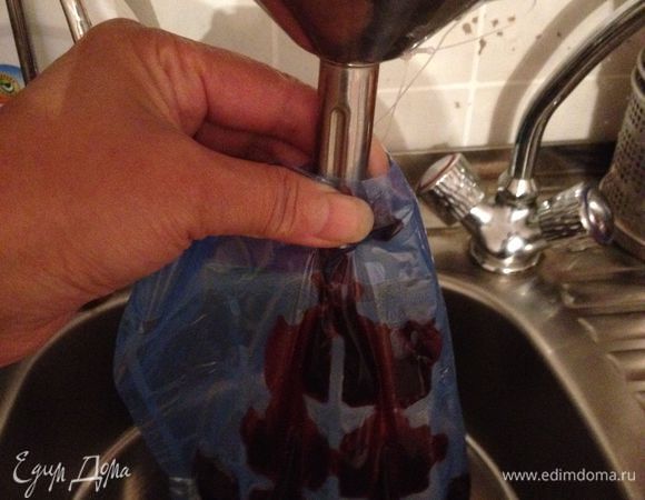 полученной массой наполнить пакетики для льда через воронку. положить в морозилку, 