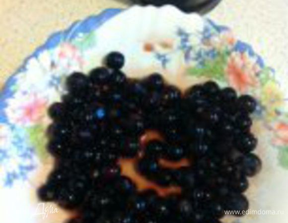 Залить замороженную смородину вишневой наливкой (я оставляла на 2 часа). Духовку предварительно разогреть до 180 градусов. 