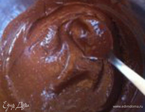 В кастрюльке растопить шоколад и остудить его до комнатной температуры.