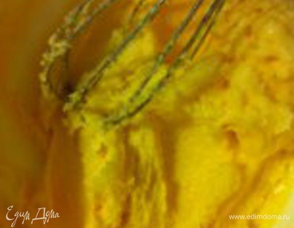 Не переставая взбивать по одному ввести в сахарно-масляную смесь желтки.