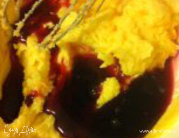 Слить во взбиваемую смесь жидкость из размороженной смородины. Продолжить взбивать до состояния гладкого крема.