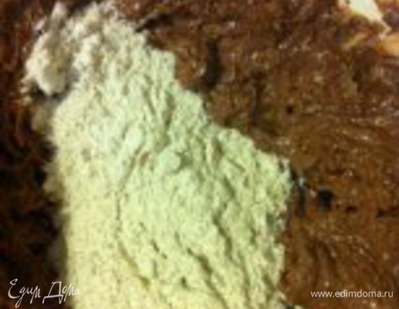 Добавить муку. Хорошенько вымешать тесто (можно взбить миксером на невысокой скорости). 