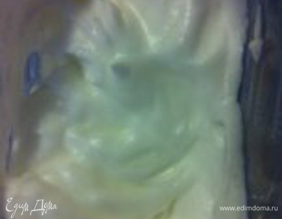 В отдельной миске взбить охлажденные белки до крепких пиков.