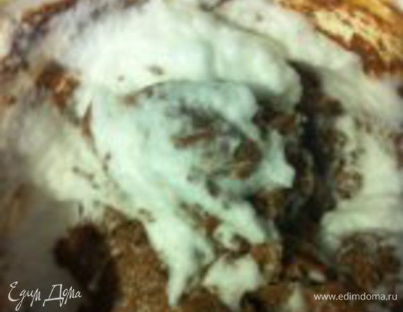 Добавить половину взбитых белков - аккуратно перемешать.