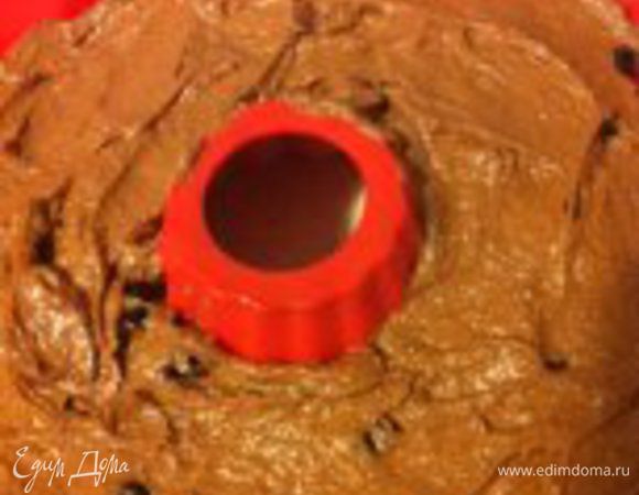 Смазать форму сливочным маслом, выложить тесто в форму и выпекать в духовке около 45 минут. По желанию можно присыпать готовый кекс сахарной пудрой.