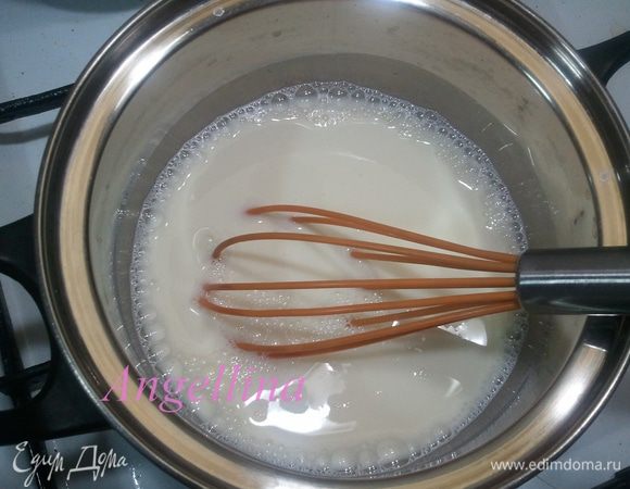 Сухари пропустить через мясорубку с грецкими орехами, чтобы готовой смеси получилась литровая банка.

В молоко всыпать сахар и довести до кипения, постоянно помешивая.