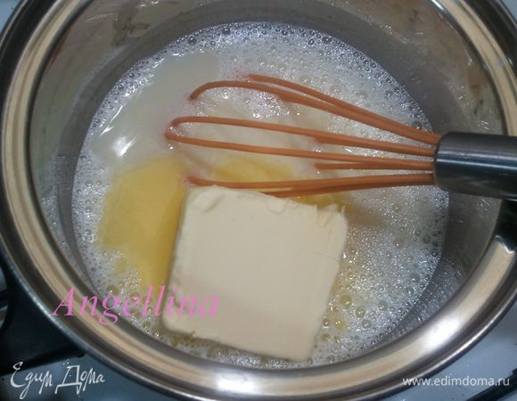 В молочный сироп добавить сливочное масло, размешивать венчиком пока масло не раствориться. Продолжать помешивать, держа кастрюльку на медленном огне.